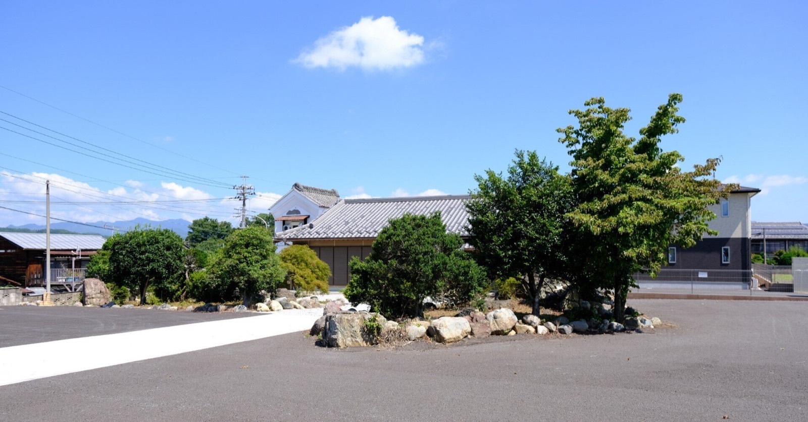 石組みと植栽を整えたお庭の全景