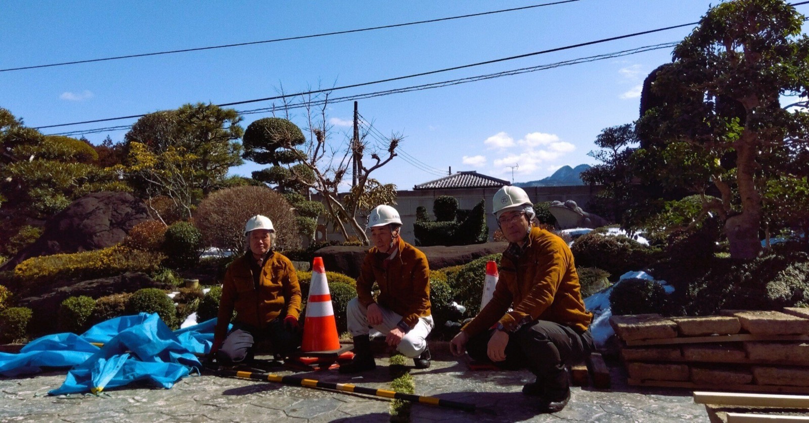 日本庭園での作業に臨む北堀造園の職人