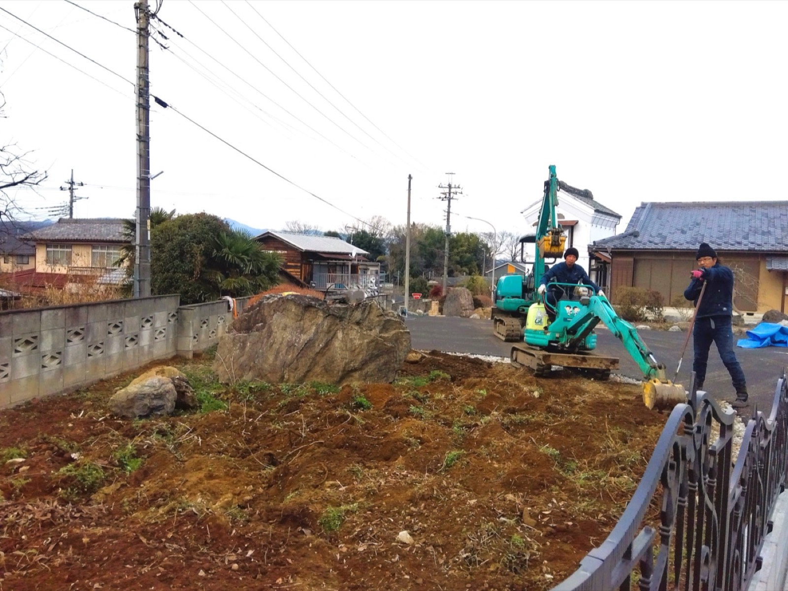 重機を入れてお庭を造成する様子